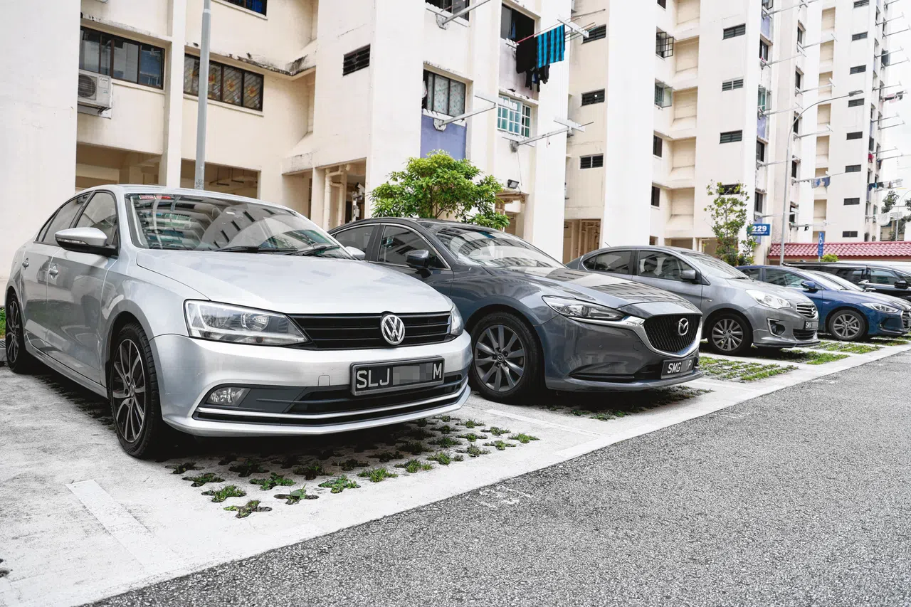 记者星期一早走访时，发现该车辆停在义顺第229座组屋楼下的停车场。（潘丰源摄）