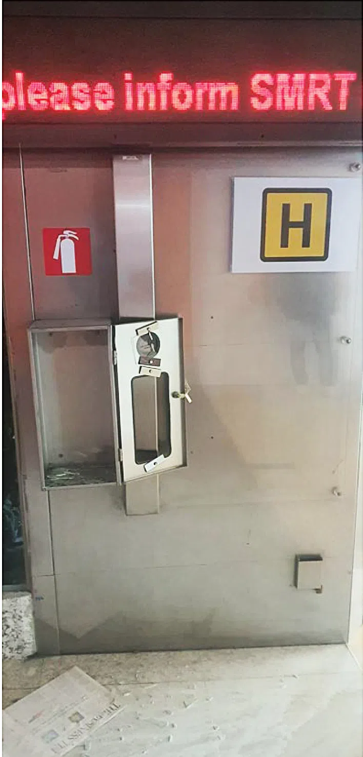 被告撬开灭火器的箱子。（取自法庭文件）