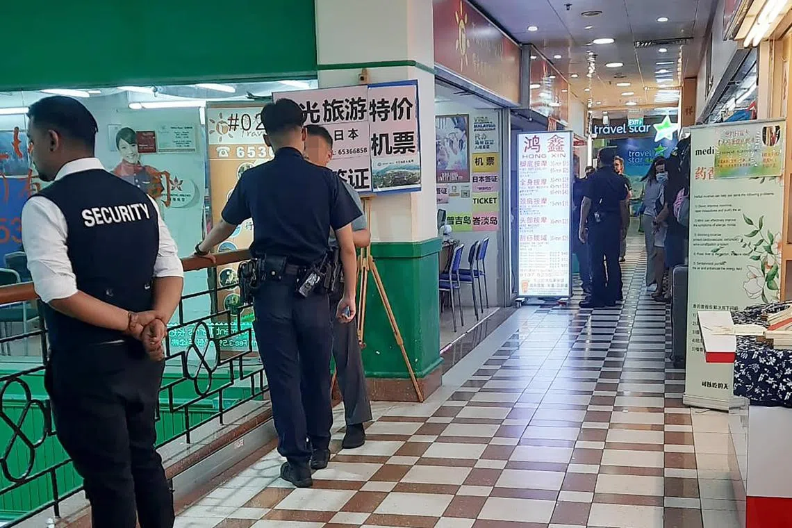 警员到场后，和年轻的按摩师谈话。（受访者提供）