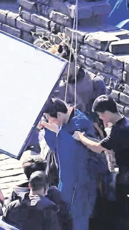 成毅拍戏时遭遇惊险场面，让粉丝担心。（取自网络）