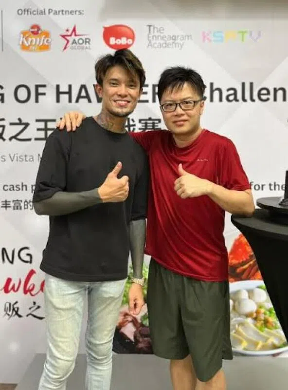 江伟南与导演孙立人。（受访者提供）