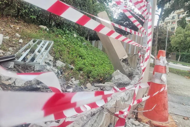 围墙附近残留下的轿车零件以及围墙剥落下的碎片和小石头。（徐颖荃摄）