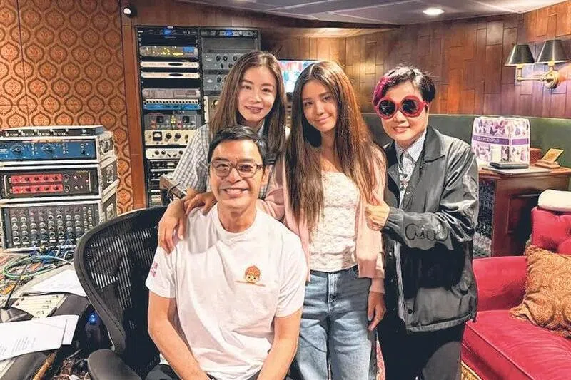 锺镇涛的女儿锺懿（右二）献声“7o Leslie with Love”。（取自网络）