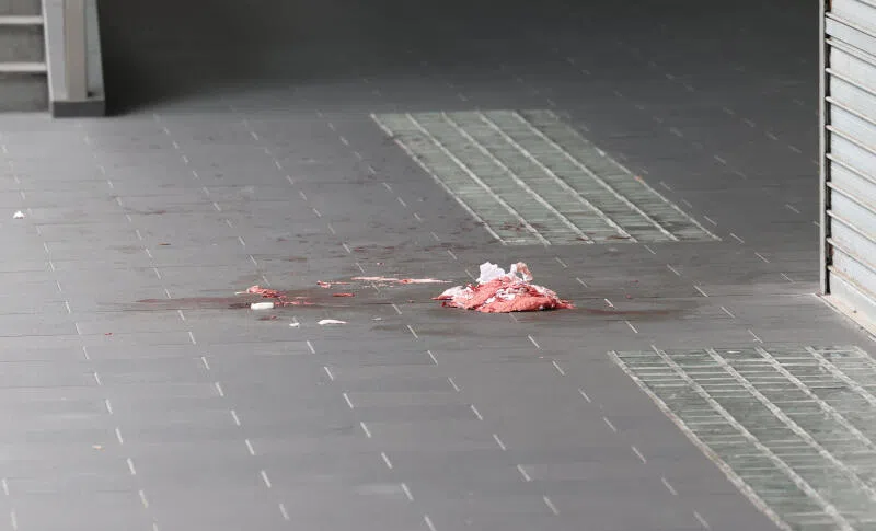 地上有沾染血迹的布。（吴伟国摄）