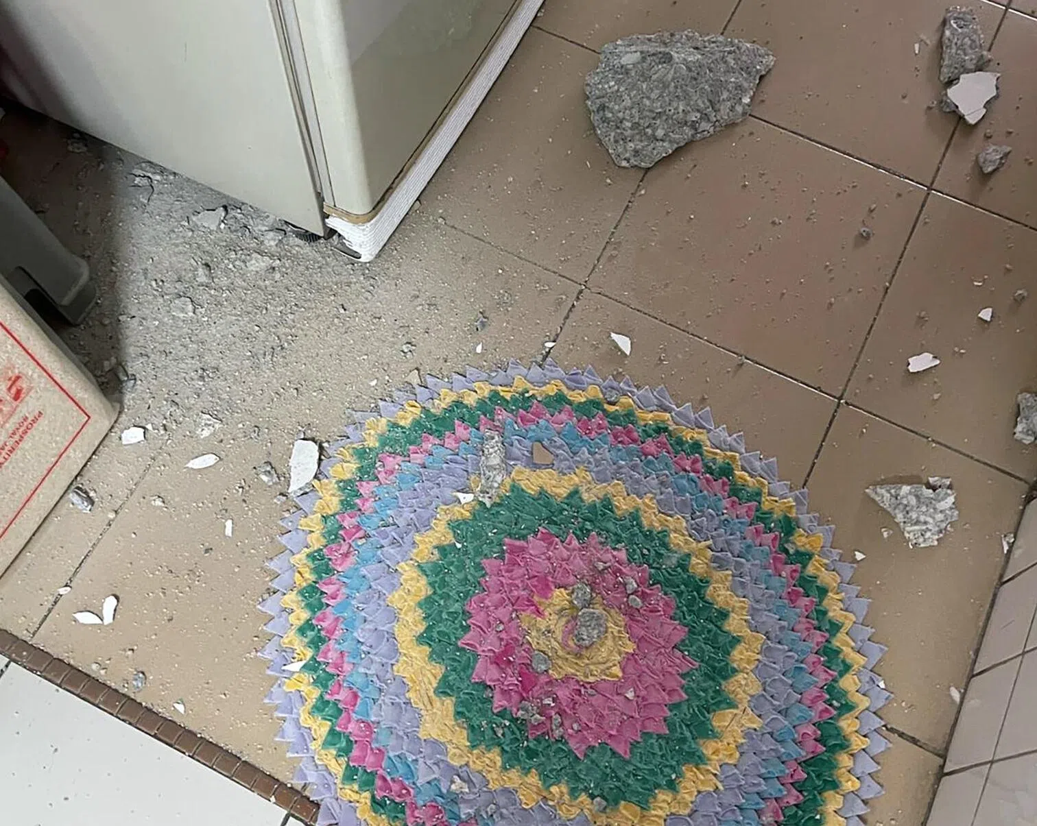 洋灰等掉落一地。（受访者提供）