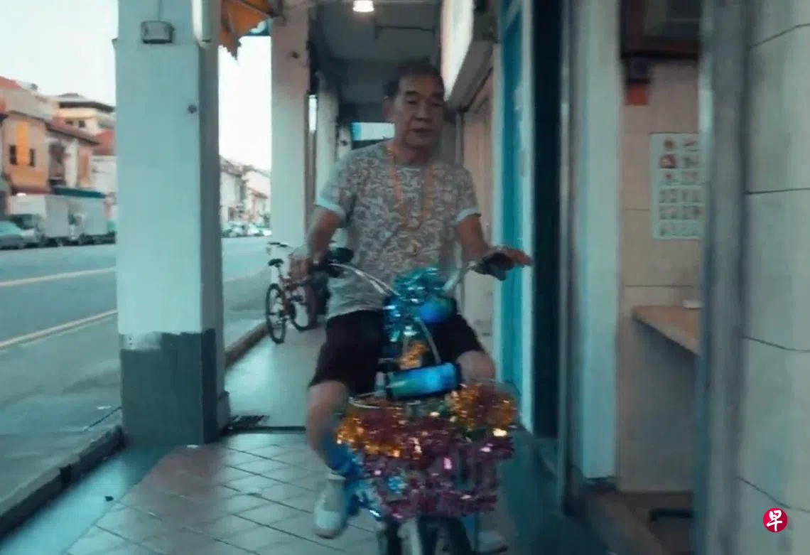 死者周铃辉在电影《芽笼》本色出演，骑着脚踏车登场。 （电影截图）