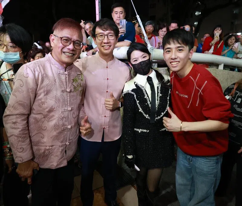 奇贤（左起），荷兰—武吉知马集选区议员谢秉辉、胡秀惠，以及星期五晚上的歌台策划人钱伟杰合影留念。（纪允贤摄）