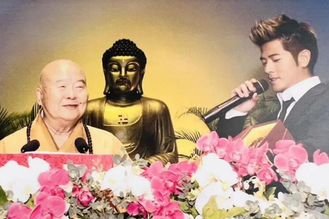 香港红墈体育馆于2002年举行的“星云大师佛教唱颂讲座”，郭富城出席了该讲座。（取自网络）