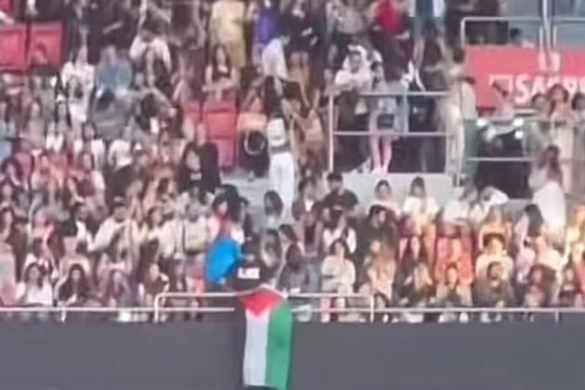 粉丝疑似在泰勒丝个唱挂上巴勒斯坦国旗。（互联网）