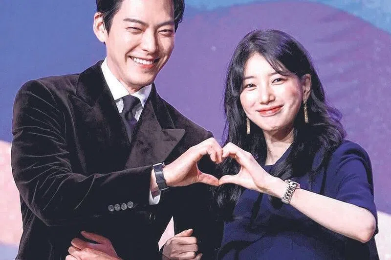 金宇彬和秀智现身新剧发布会。（取自网络）