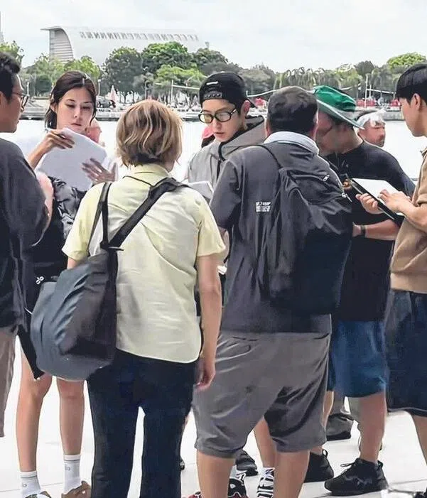 李准基（左四）被目击在本地与黄思恬（左二）拍摄。（取自网络）