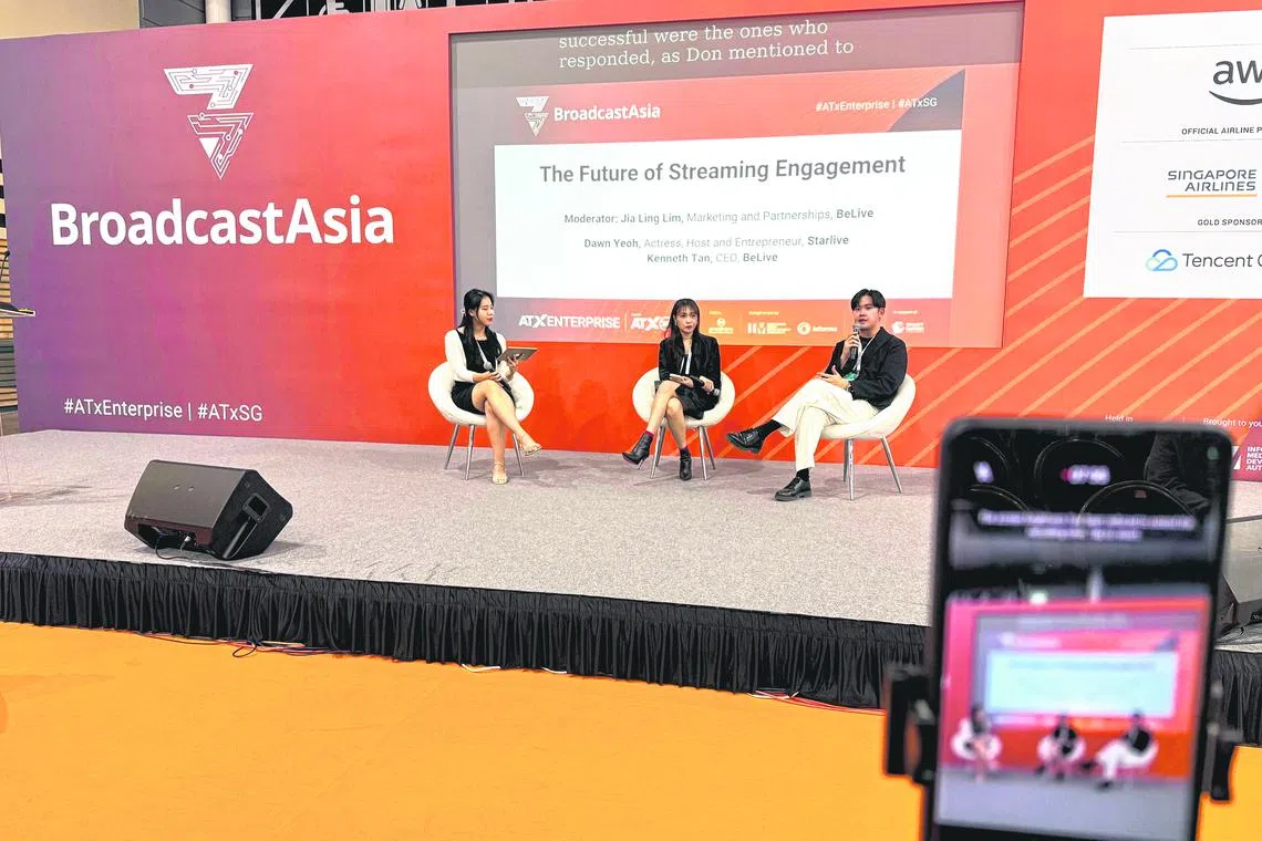 姚懿珊（中）代表“明星直播台”出席Broadcast Asia 2025。（受访者提供）