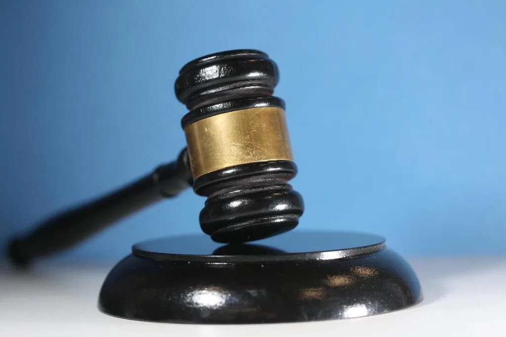 在幼儿园任职的61岁马国厨师趁2岁女童入睡时伸手入尿片非礼，幼儿园校长知情不报，还串谋他人删除电眼画面，今早被判坐牢10天。