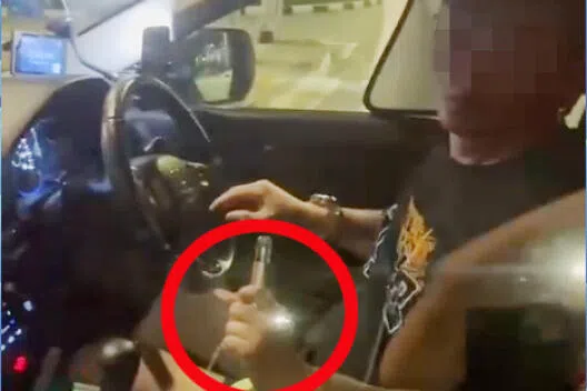 车速慢频刹车后停下 公众见开车男子手颤抖握电子烟