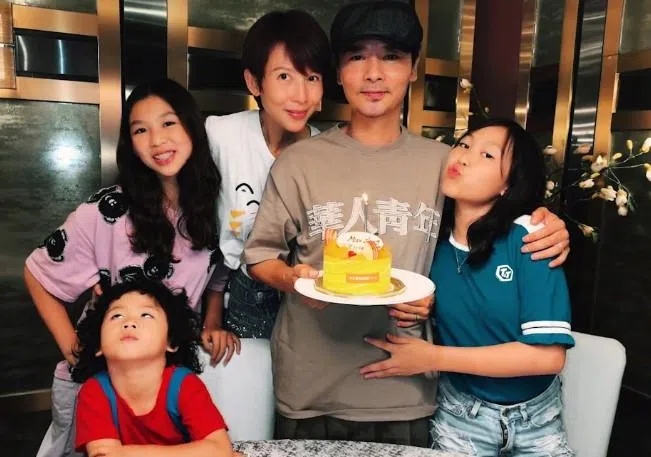 张晋、蔡少芬一家五口幸福美满。（互联网）