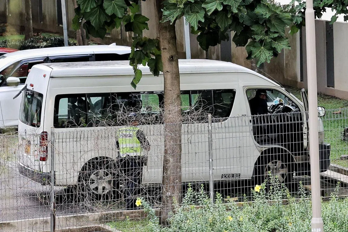 查案人员在一辆白色校车内进行调查。（徐颖荃摄）