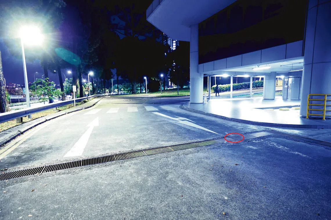 事发地点位于车道中间的沟渠部分。（庄耿闻摄）