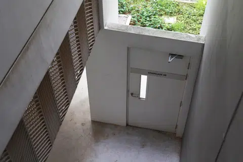 盛港组屋惊现神秘门 用途成谜惹热议