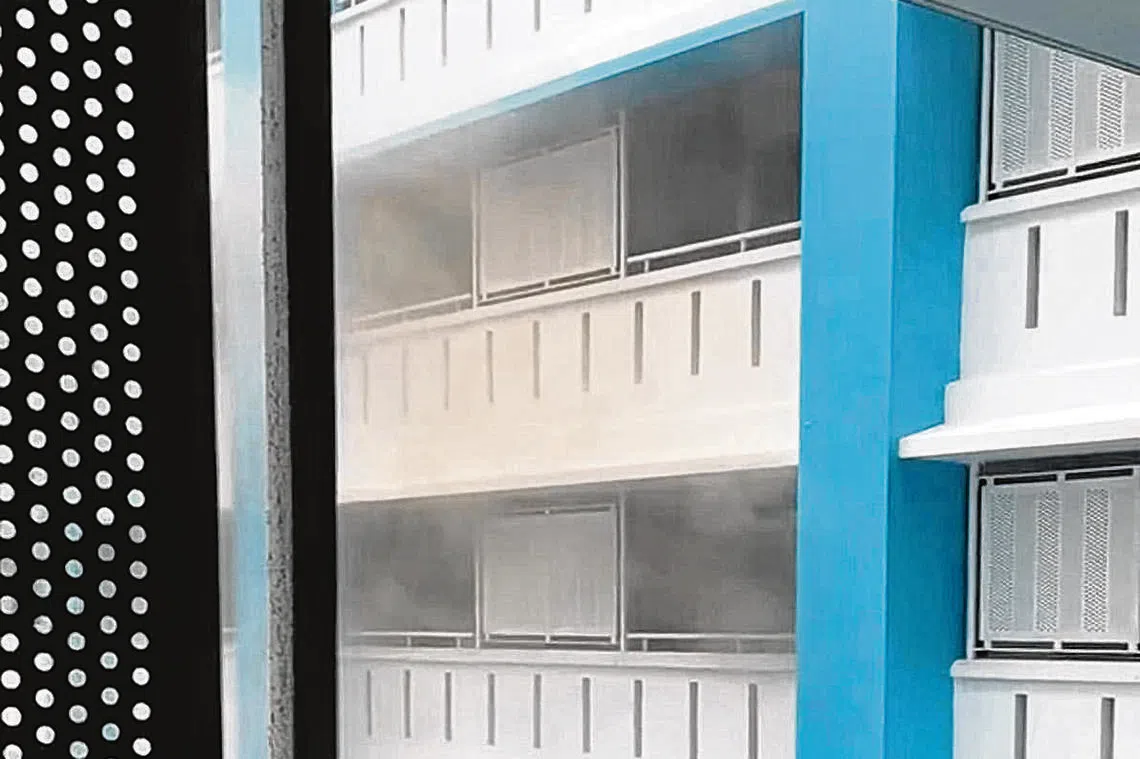 阿雅妮闻到烟味，发现同层单位失火，赶紧带着孩子们离开。（受访者提供）