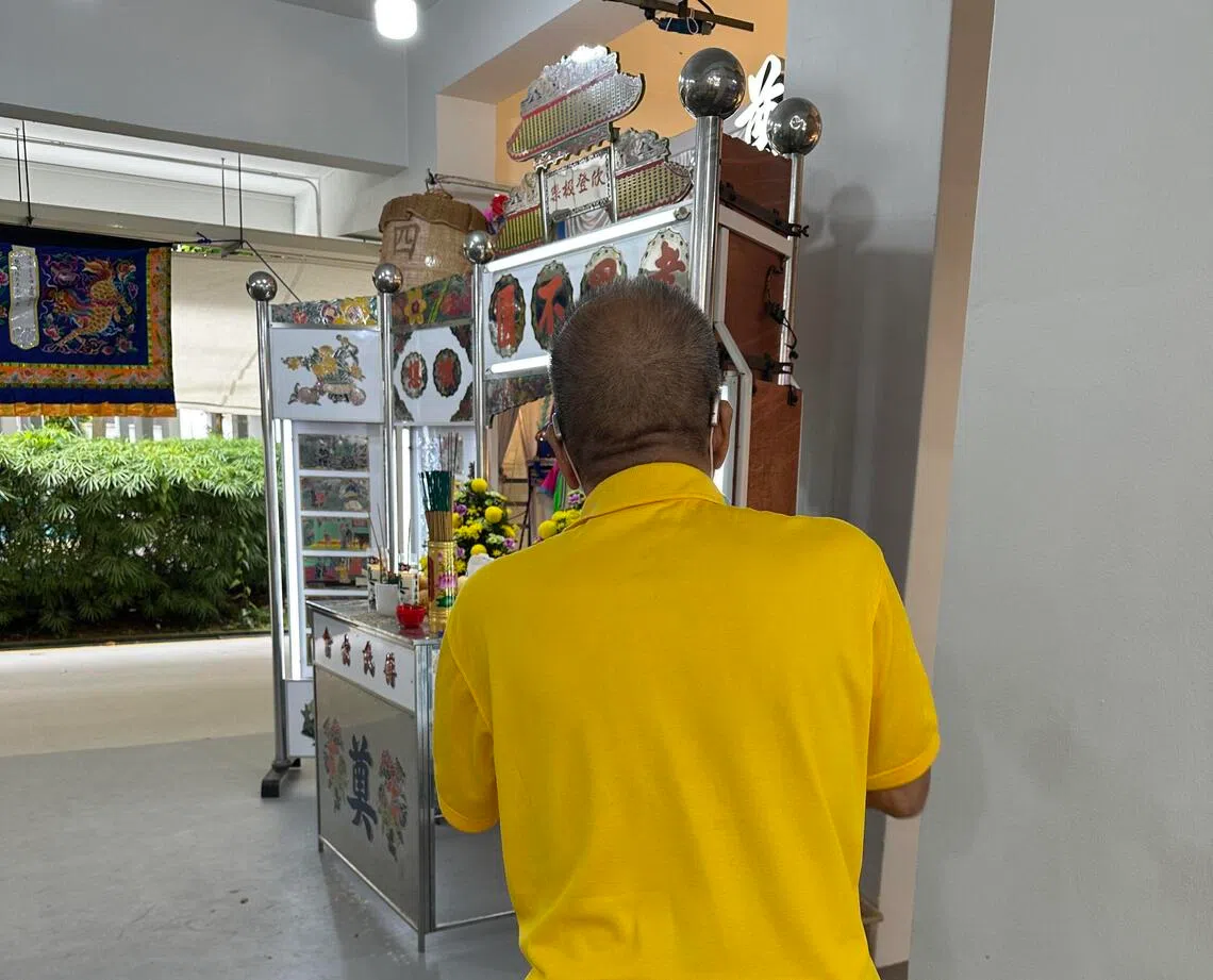 与死者共事逾10年的陈文金一早赶到灵堂吊唁。（吴依瑾摄）