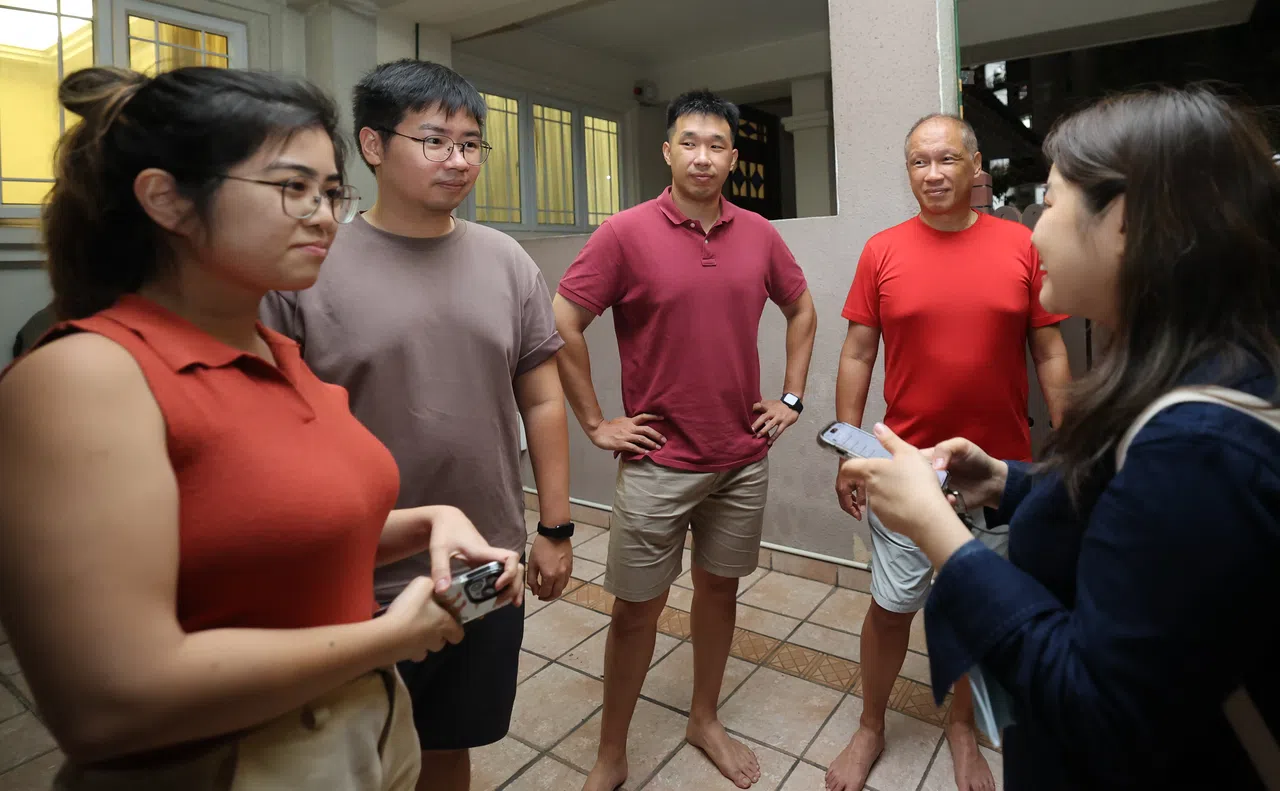 热心居民许裕明（64岁，右二起）与长子许尚英（36岁）、次子许尚文（35岁）和次子未婚妻杜丽恩（29岁）向记者讲述淹水经历。（蔡振鸿摄）