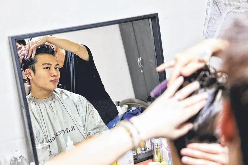 本地网红Cayydences为戏上老妆，花四小时变身“祖宗”。（徐颖荃摄）