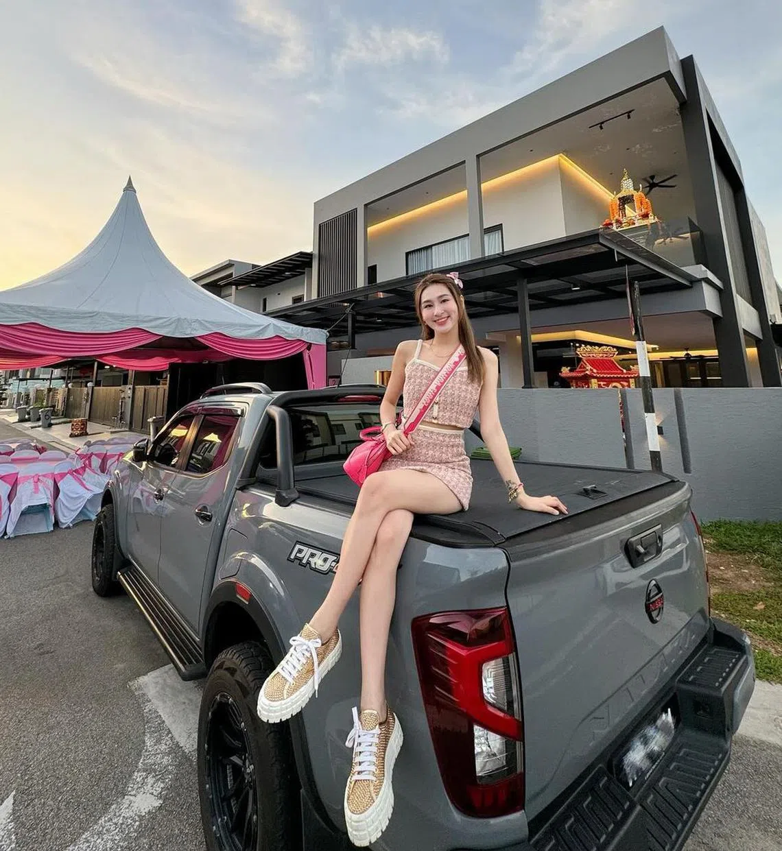 阳光可乐和家人在3月30日举行新家入伙仪式。（取自阳光可乐IG）