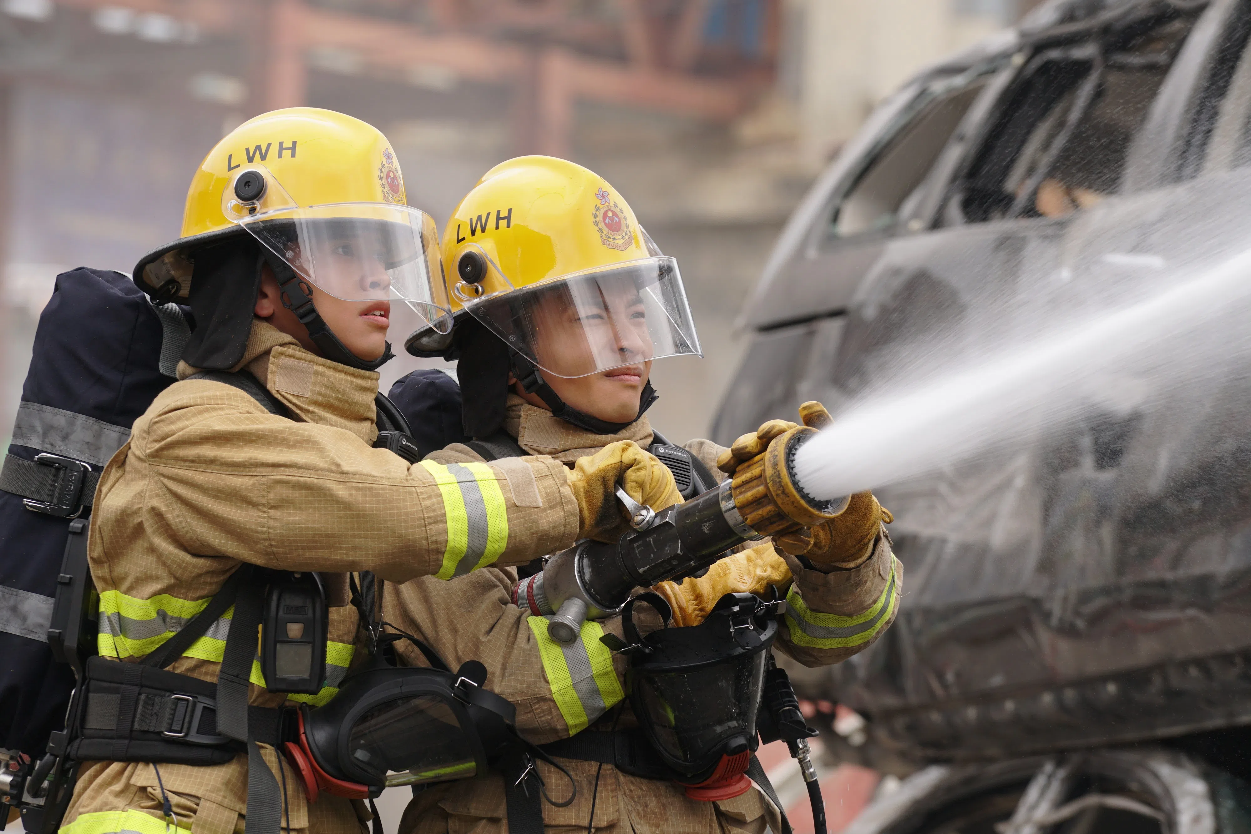 饰演消防员Finger的林家熙（左）拍摄时不慎受伤。（mm2提供）