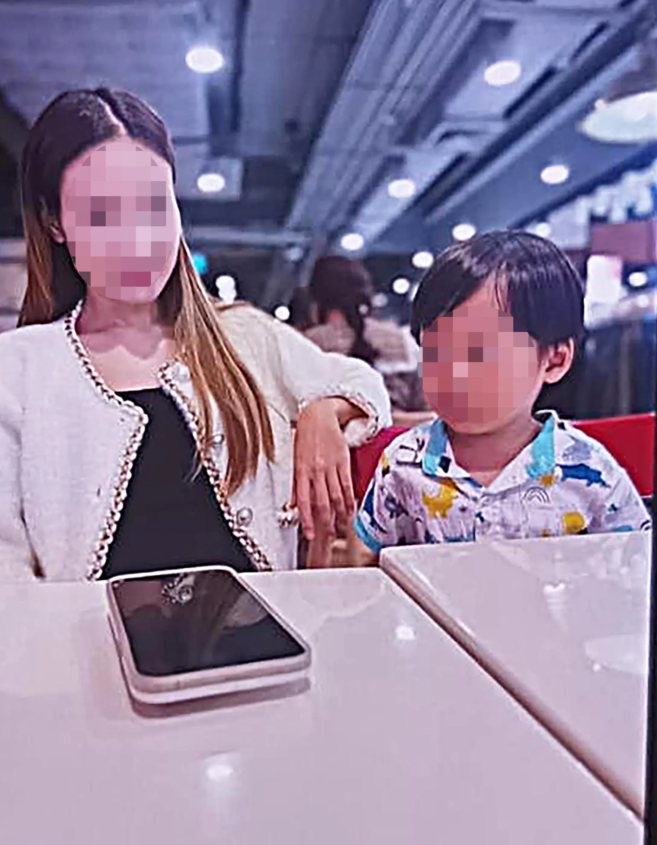 阿良的妻儿被查勒等人带走。（受访者提供）