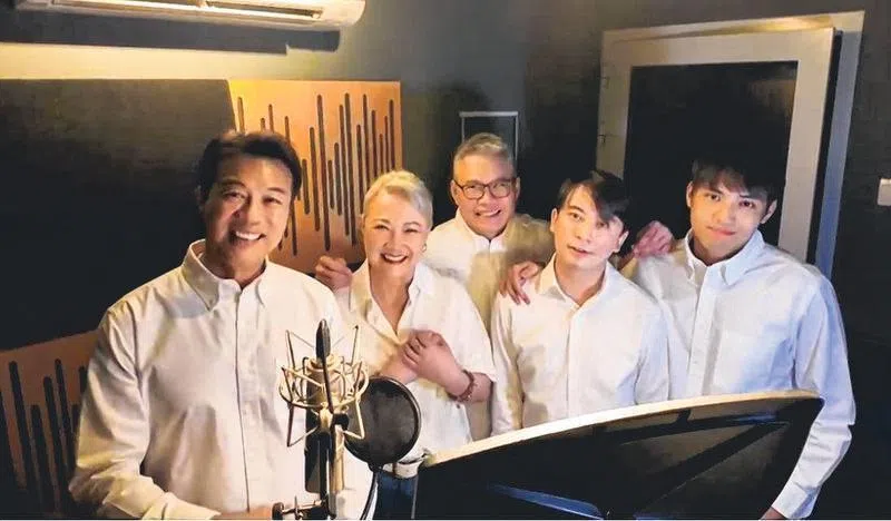 郑颖去年结婚，郑凯介（右一）一手包办录制兼拍MV歌曲《给你们》，献给姐姐。（档案照）