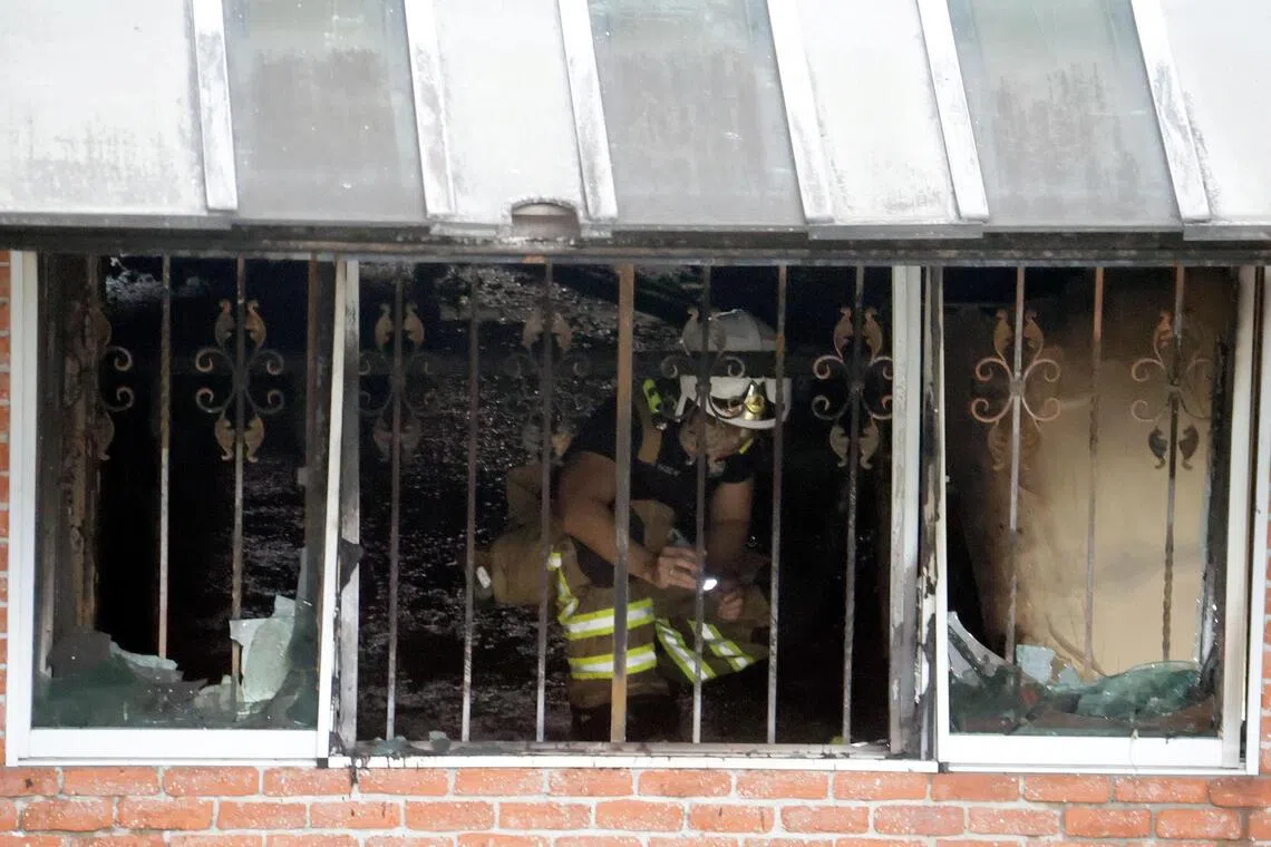 单位客厅窗户烧毁，玻璃碎裂。（曾美玲摄）