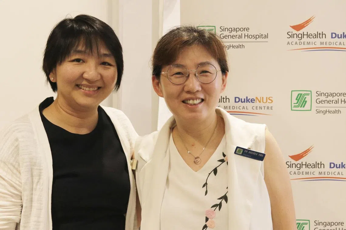新加坡中央医院传染病学高级顾问医生庄诗敏（左）和药剂系研究与创新部门副处长柯丽云副教授等人，利用噬菌体疗法成功救回女子一命。（新加坡中央医院提供）