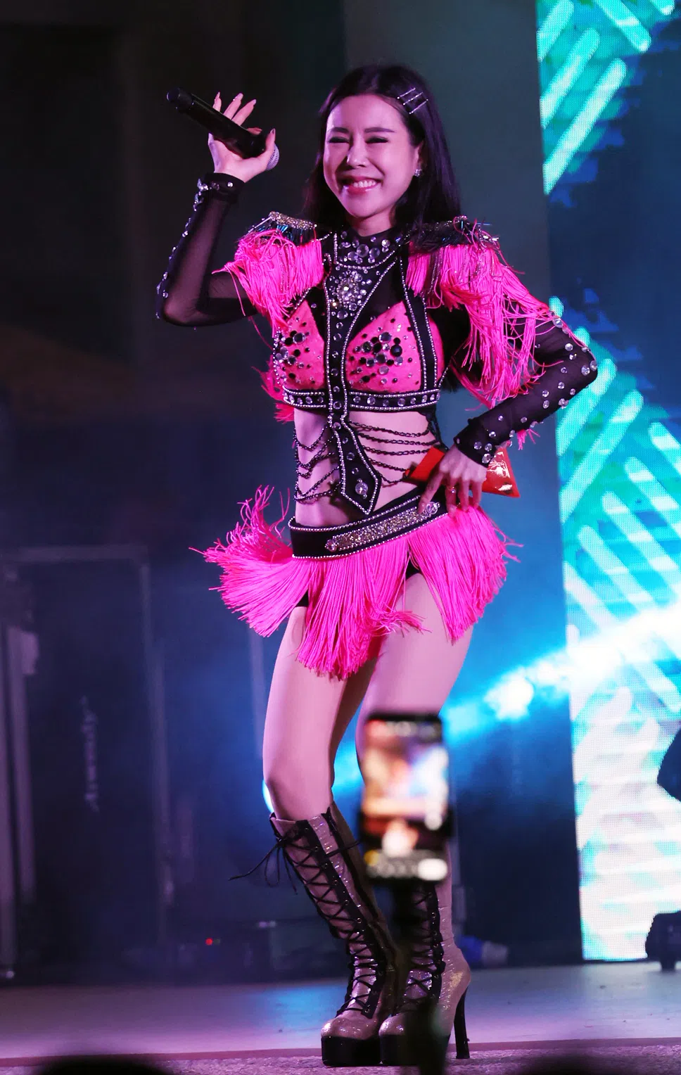 婷婷台上载歌载舞。（庄耿闻摄）