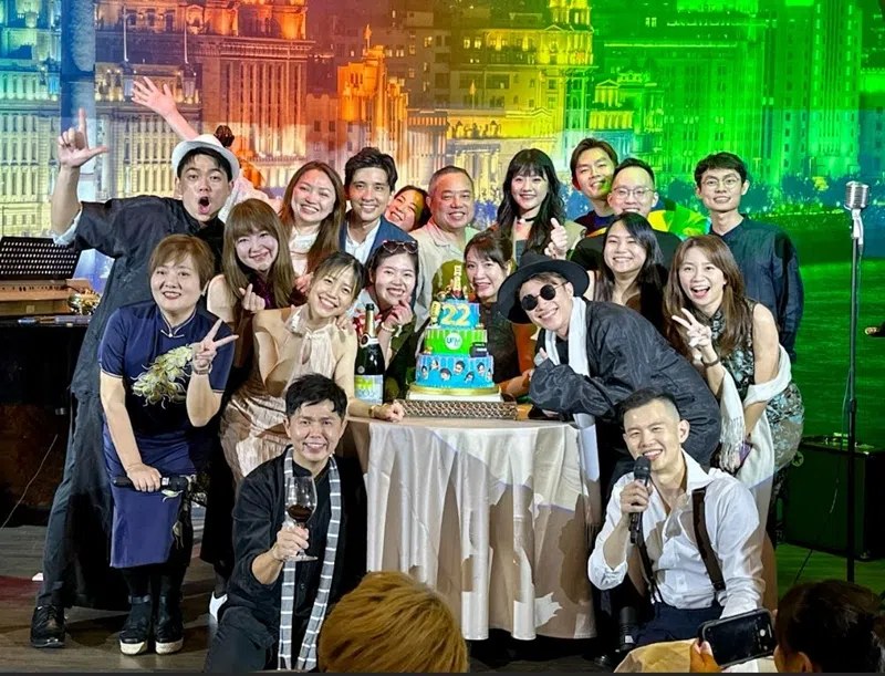 全体DJ和新报业媒体电台总经理沈丰发（后排右五）、中文电台高级节目总监洪菁云（后排左二）大合照。（UFM100.3提供）