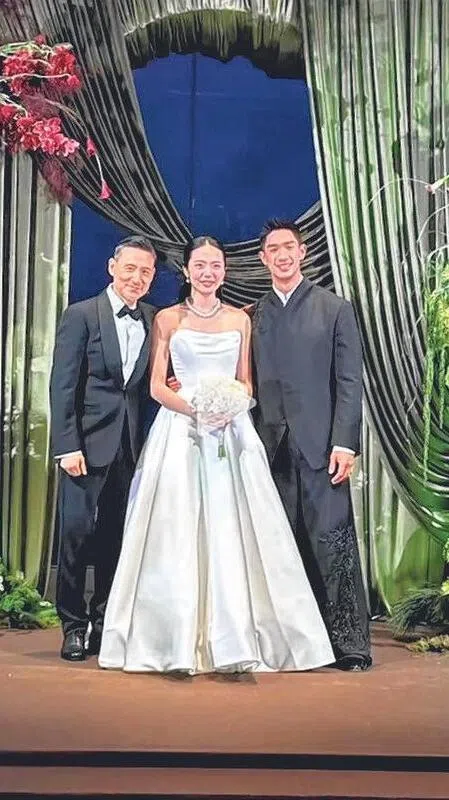 张学友与一对新人合照。（取自网络）