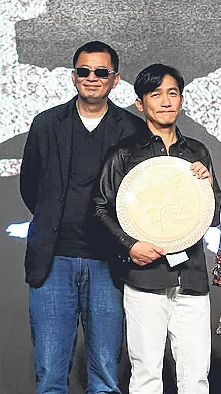梁朝伟和导演王家卫。（取自网络）