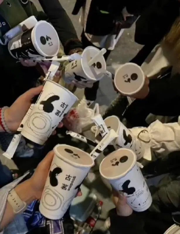 王鹤棣给粉丝送奶茶。（取自网络）