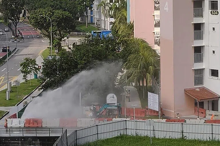后港施工水管爆裂 水柱冲三楼高