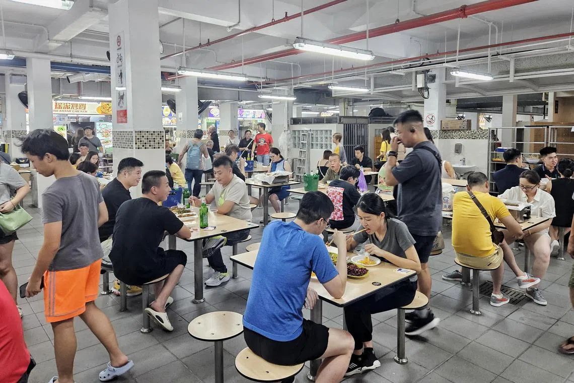 珍珠百货商场熟食中心周末一位难求。（徐颖荃摄）