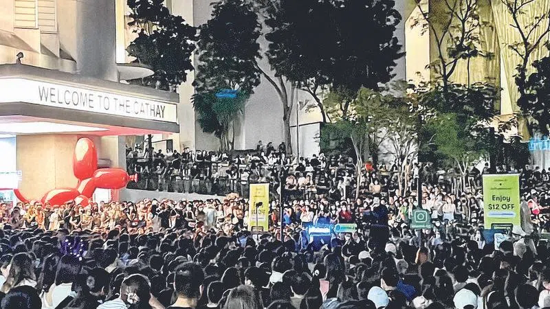 当年黄长俊演唱时的盛况。（取自网络）