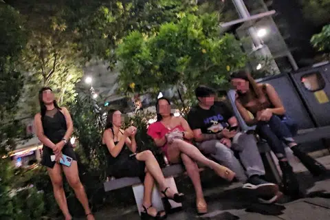 流莺飞入乌节路 公然马路旁拉客