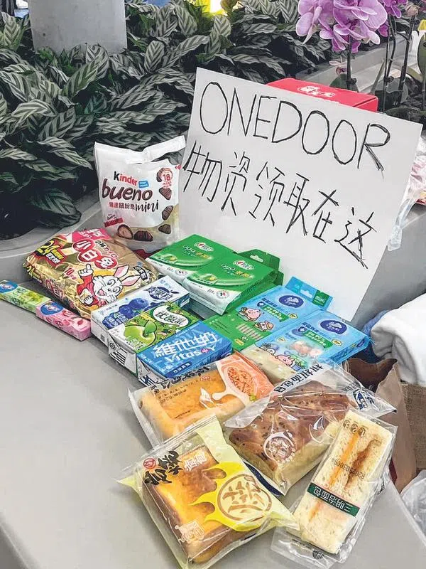 有人自发提供物资给滞留当地的其他粉丝。（取自网络）