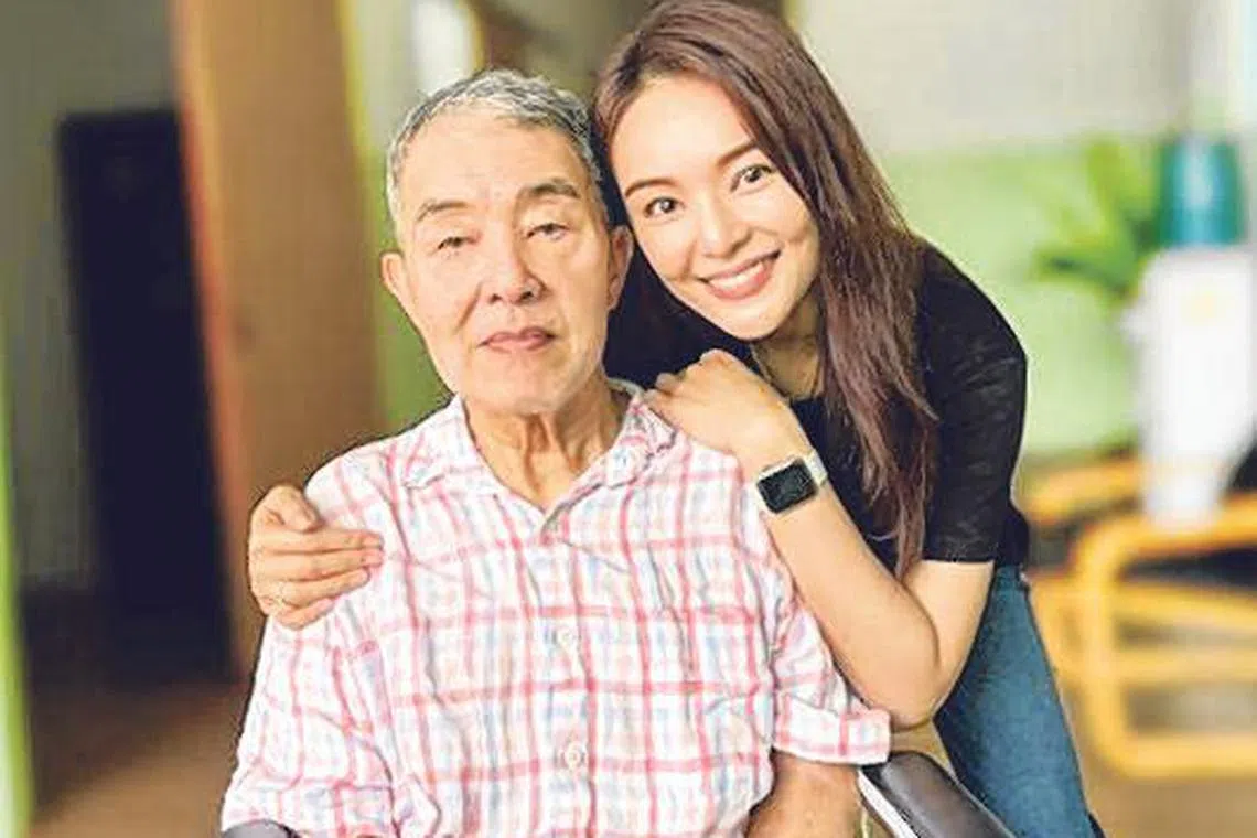 洪乙心和父亲。（受访者提供）