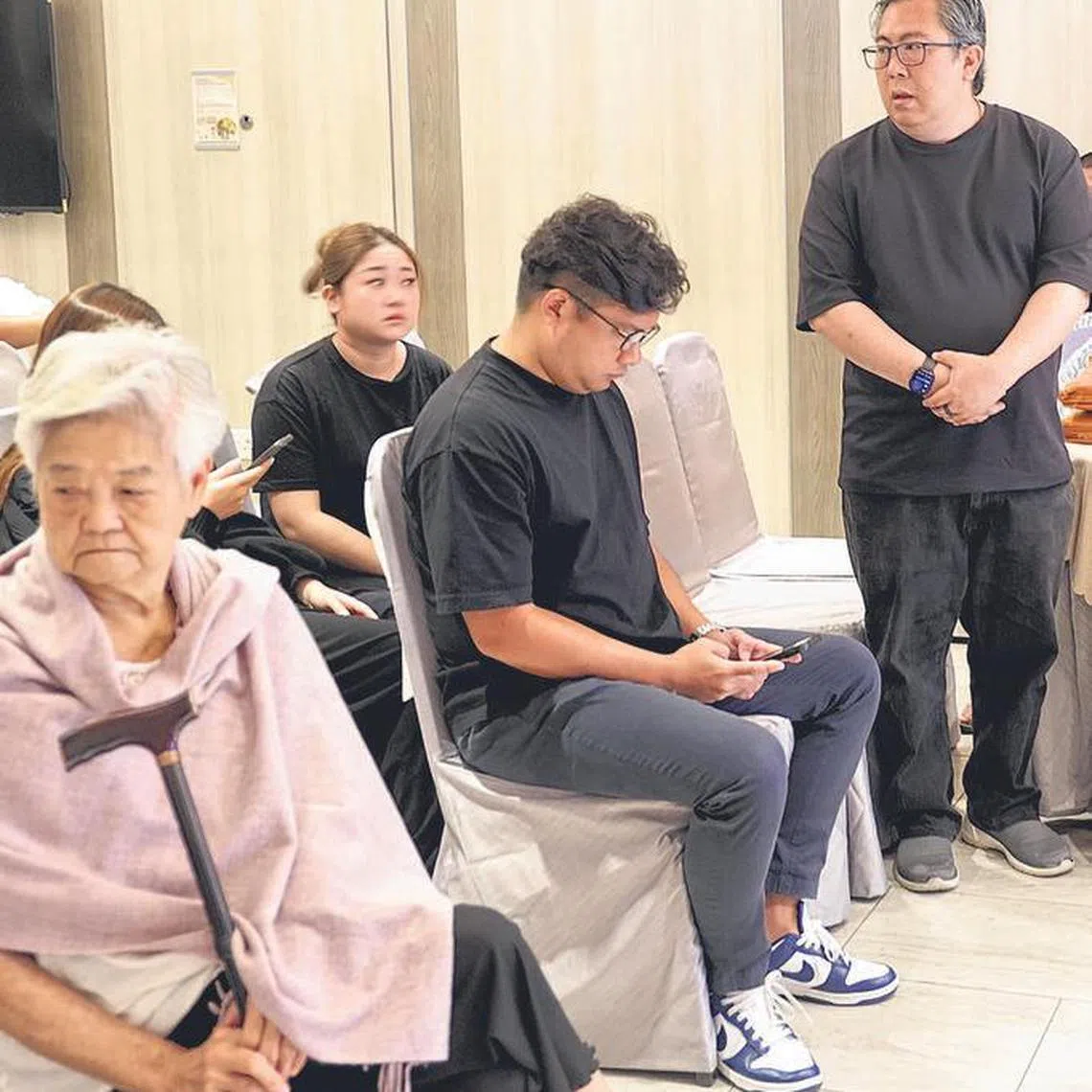 蔡亮（前排白发者）到场送别蔡萱。（曾美玲摄）