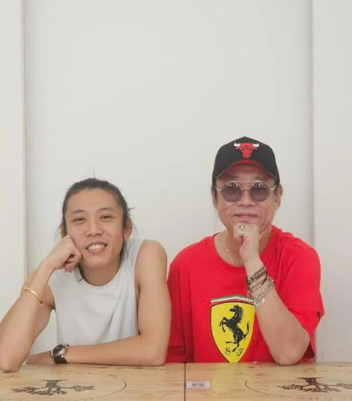 王伟良（左）与音乐总监黄彼得。（陈韵红摄）