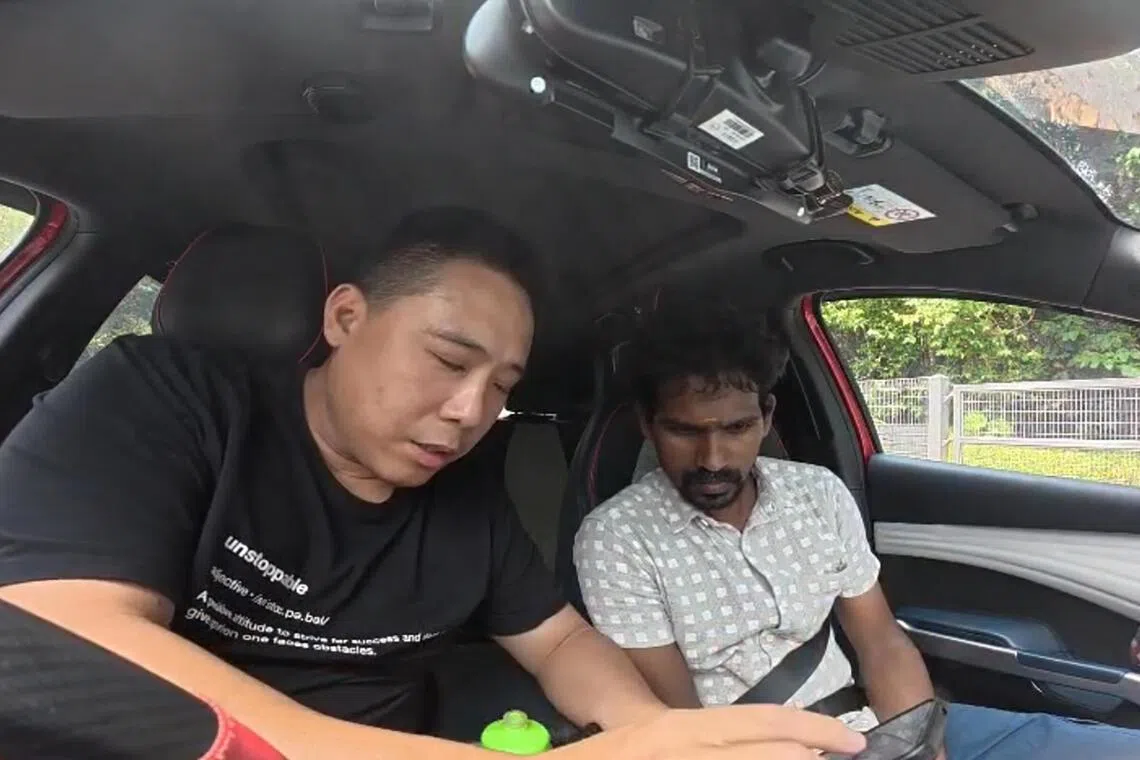客工下车前，冯韦胜教他如何正确使用谷歌地图的导航。（视频截图）