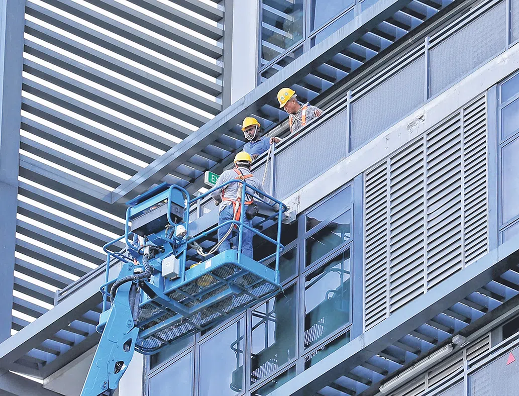 工作人员星期三（12日）早上乘坐吊臂车进行维修工作。（徐颖荃摄）