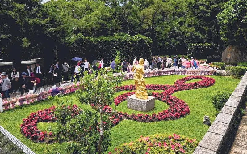 邓丽君长眠地金宝山筠园一片花海。（取自网络）