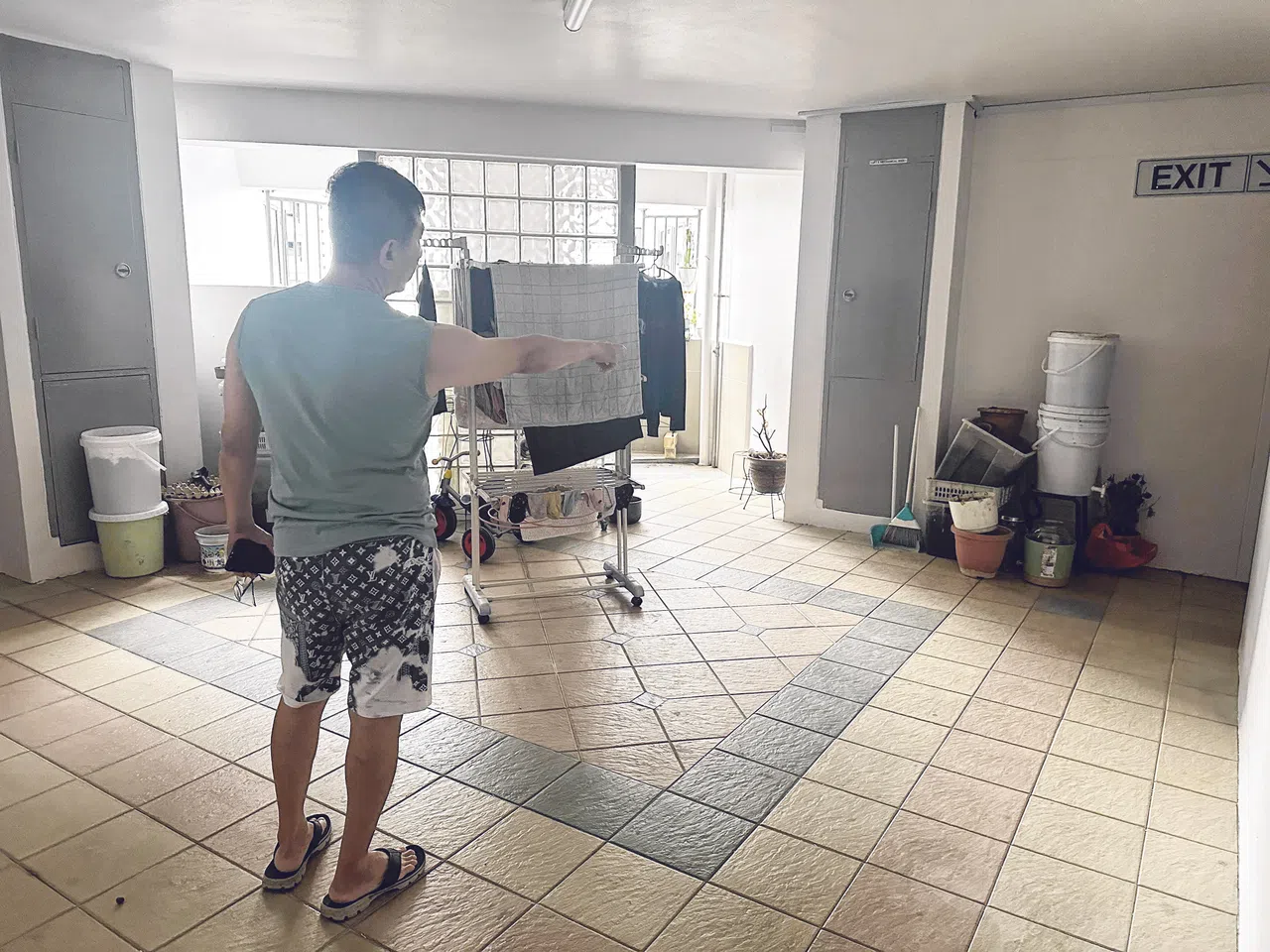 郑先生也指新邻居在公共空间堆肥料，常常留下满地泥土没清理，肥料还发出异味。（吴依瑾摄）