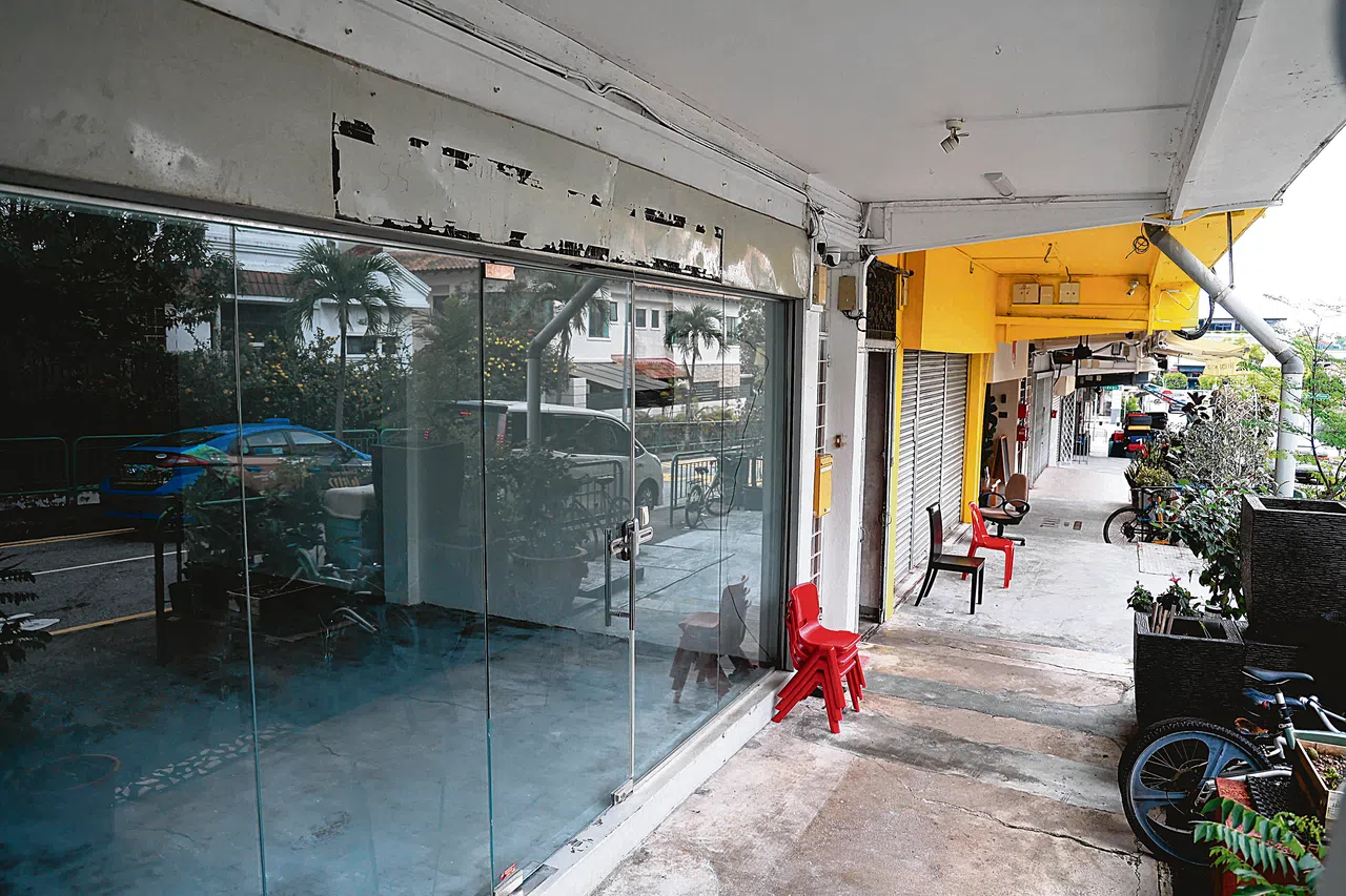 实乞纳通道不在人流高的地点，周遭也有一些空置的店面。（纪允贤摄）